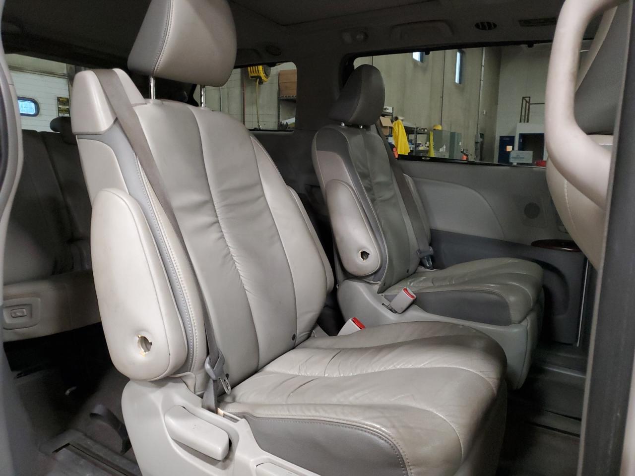 2011 Toyota Sienna - Image 11