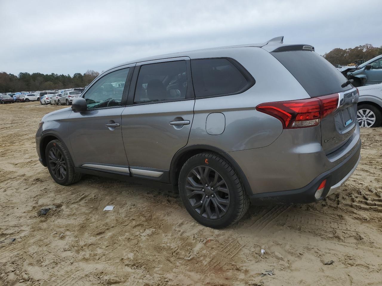 JA4AD2A32HZ043818 2017 MITSUBISHI OUTLANDER - Image 2