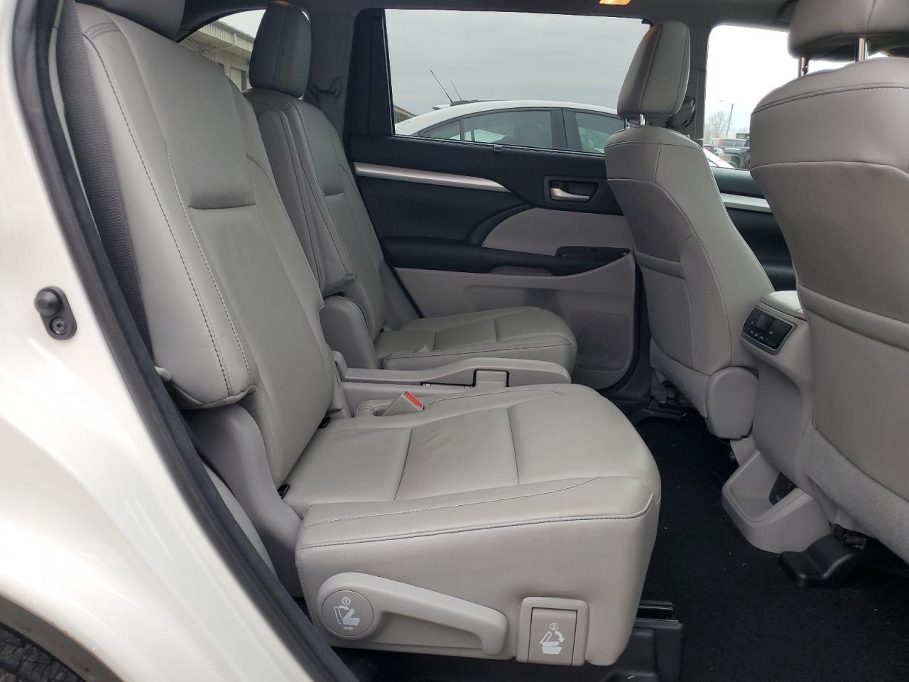 2017 Toyota Highlander - Image 11