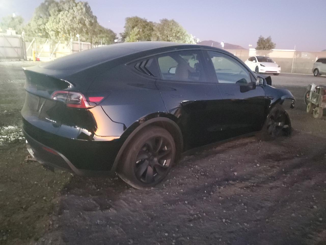 VIN 7SAYGAEE0RF076988 2024 TESLA MODEL Y no.3