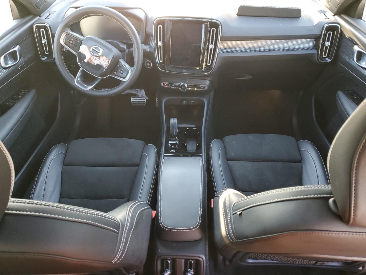 2021 Volvo XC40 - Image 8