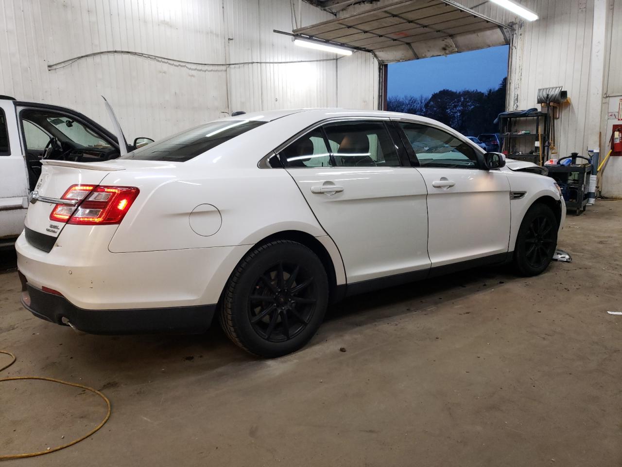 2014 Ford Taurus - Image 3