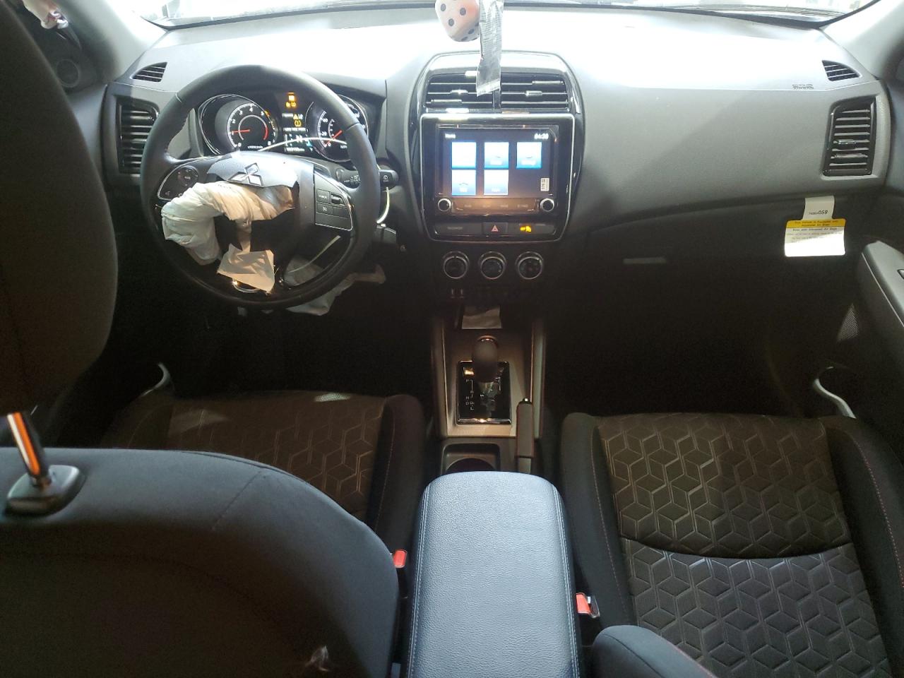 2024 Mitsubishi Outlander - Image 8