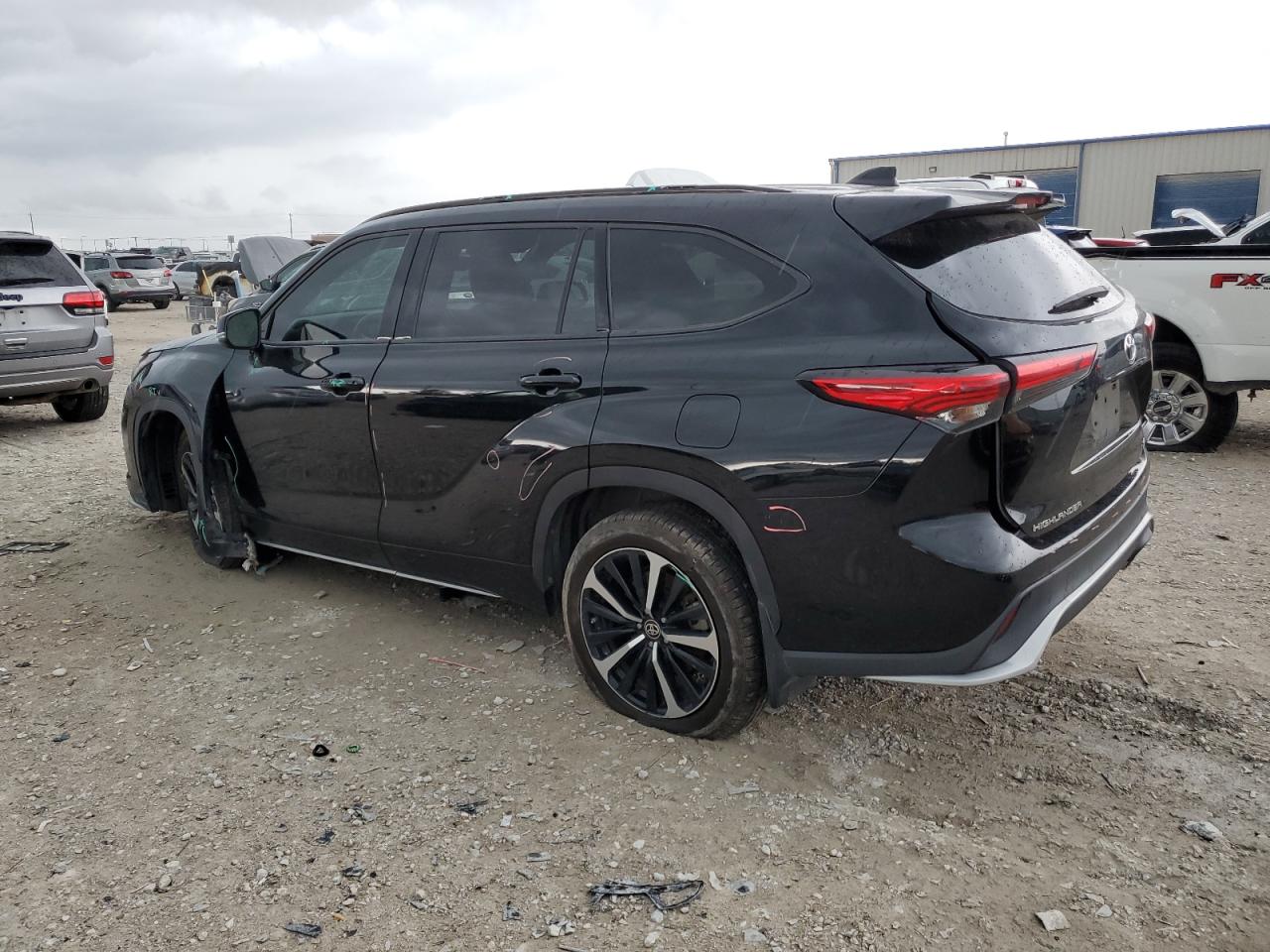 2021 Toyota Highlander - Image 2