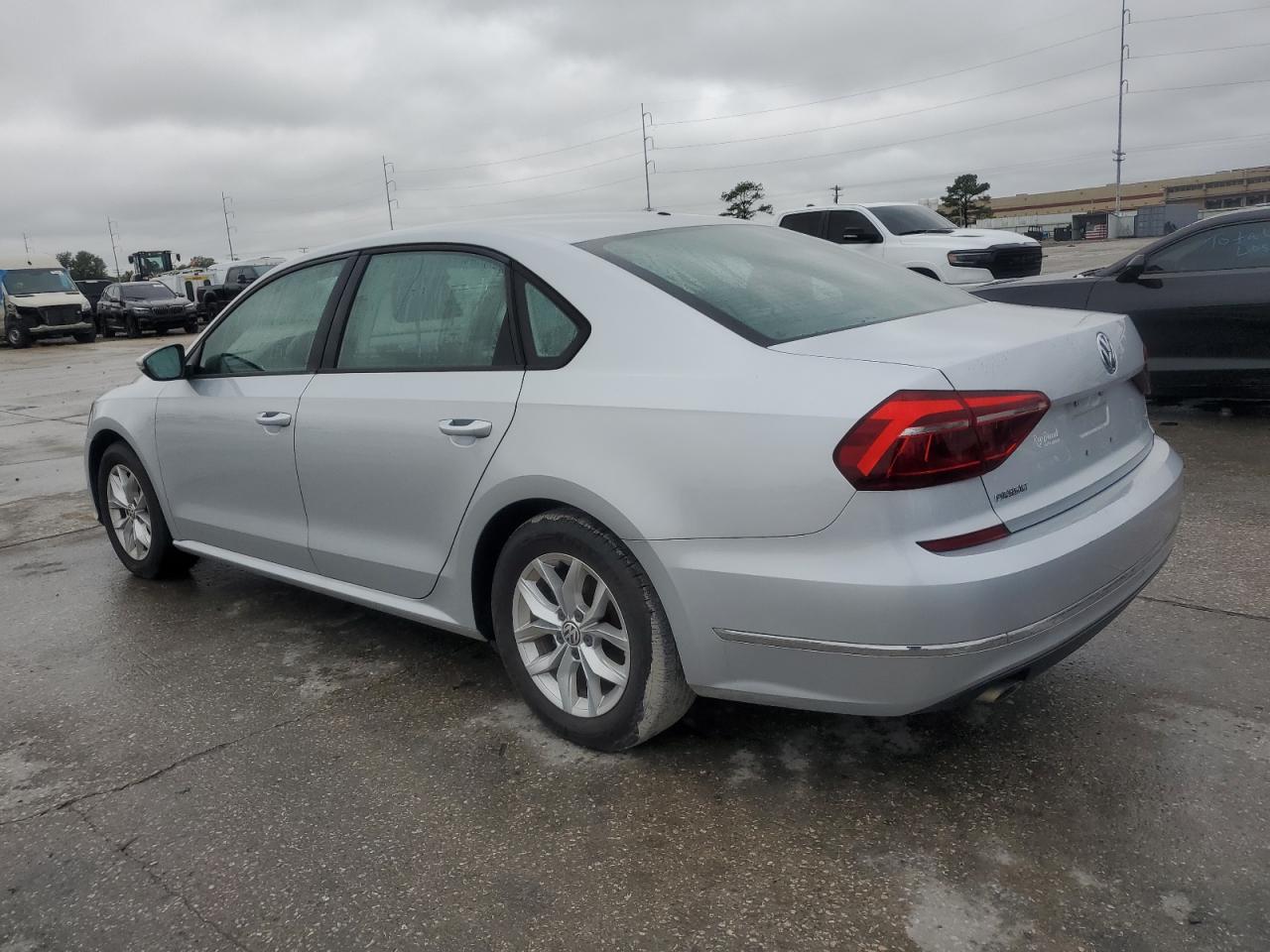 2018 Volkswagen Passat - Image 2
