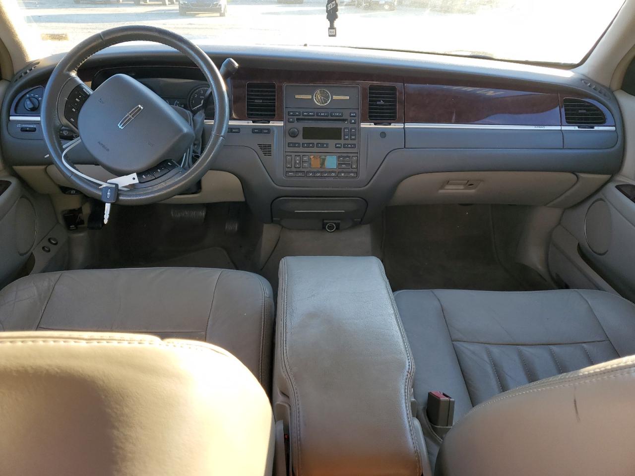2007 Lincoln Town Car - Image 8