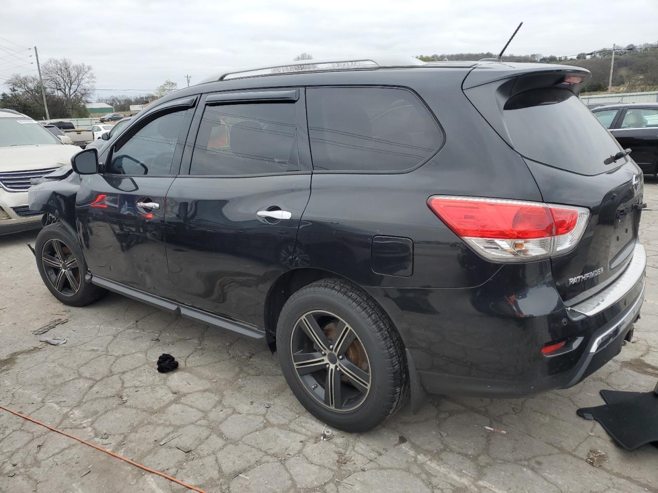 2016 Nissan Pathfinder - Image 2