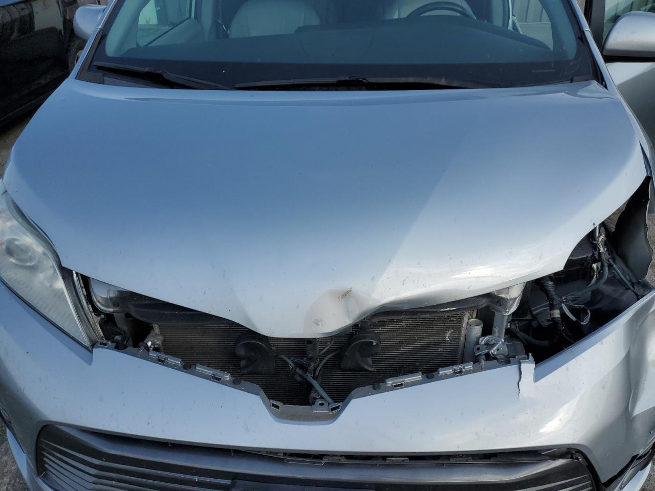 2019 Toyota Sienna - Image 12