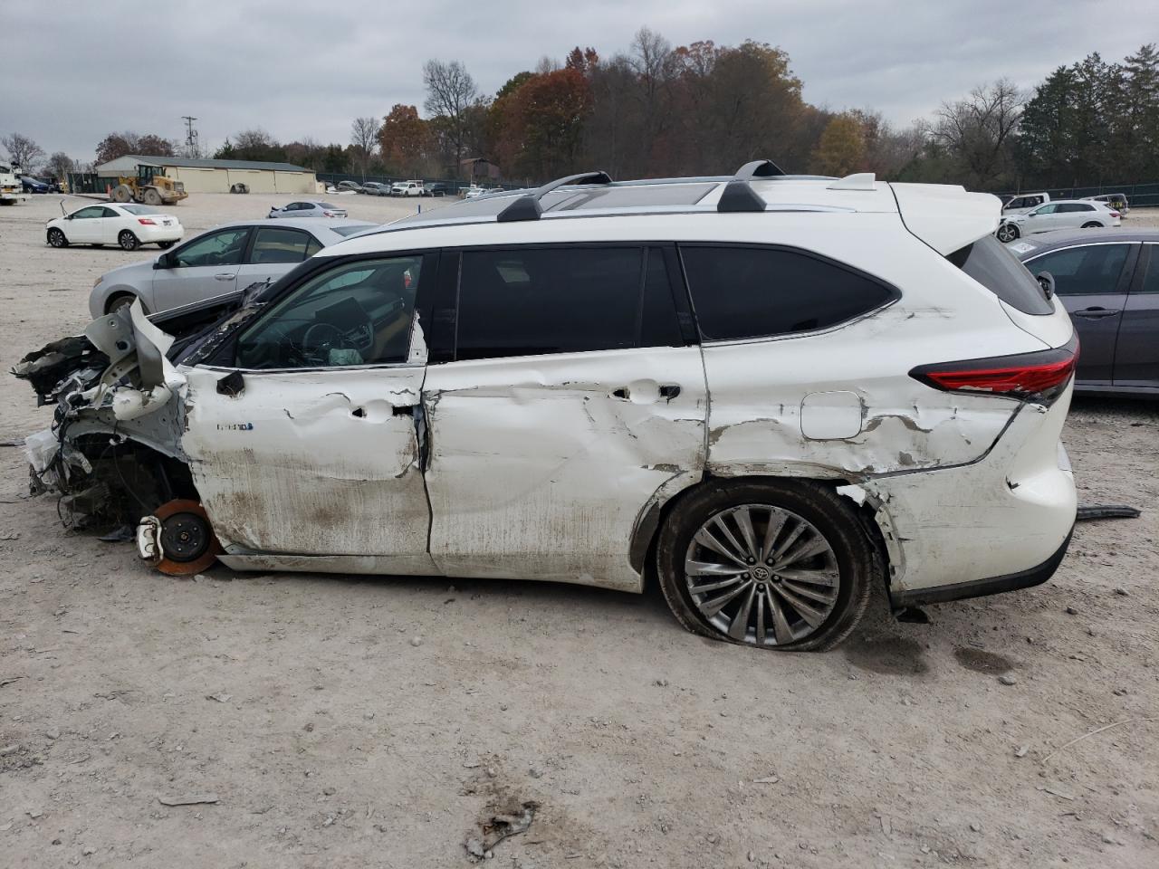 2021 Toyota Highlander - Image 2