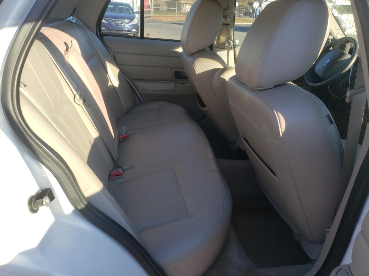 2011 Ford Crown Victoria - Image 10