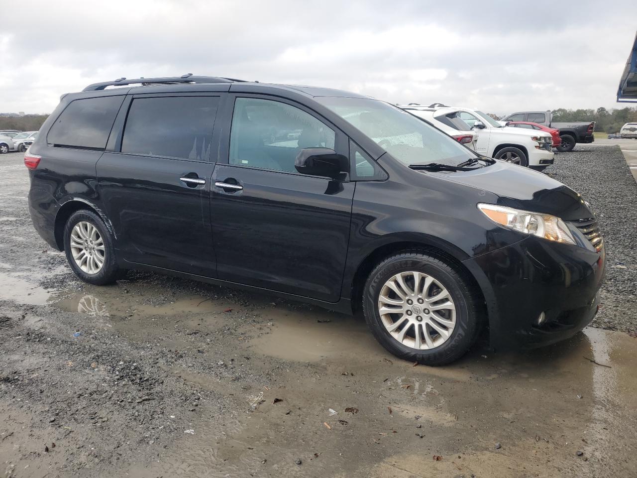 2015 Toyota Sienna - Image 4