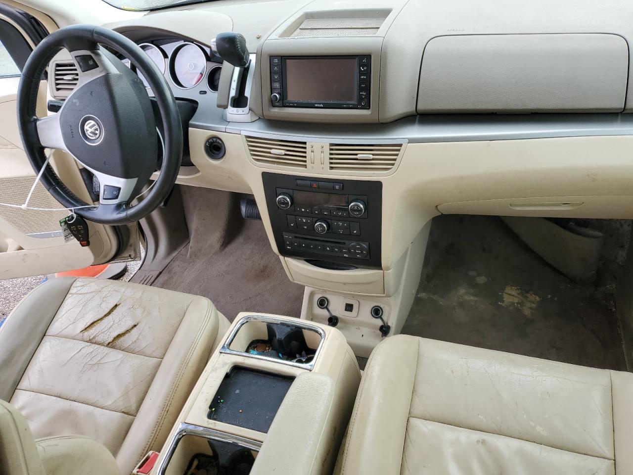 2010 Volkswagen Routan - Image 8