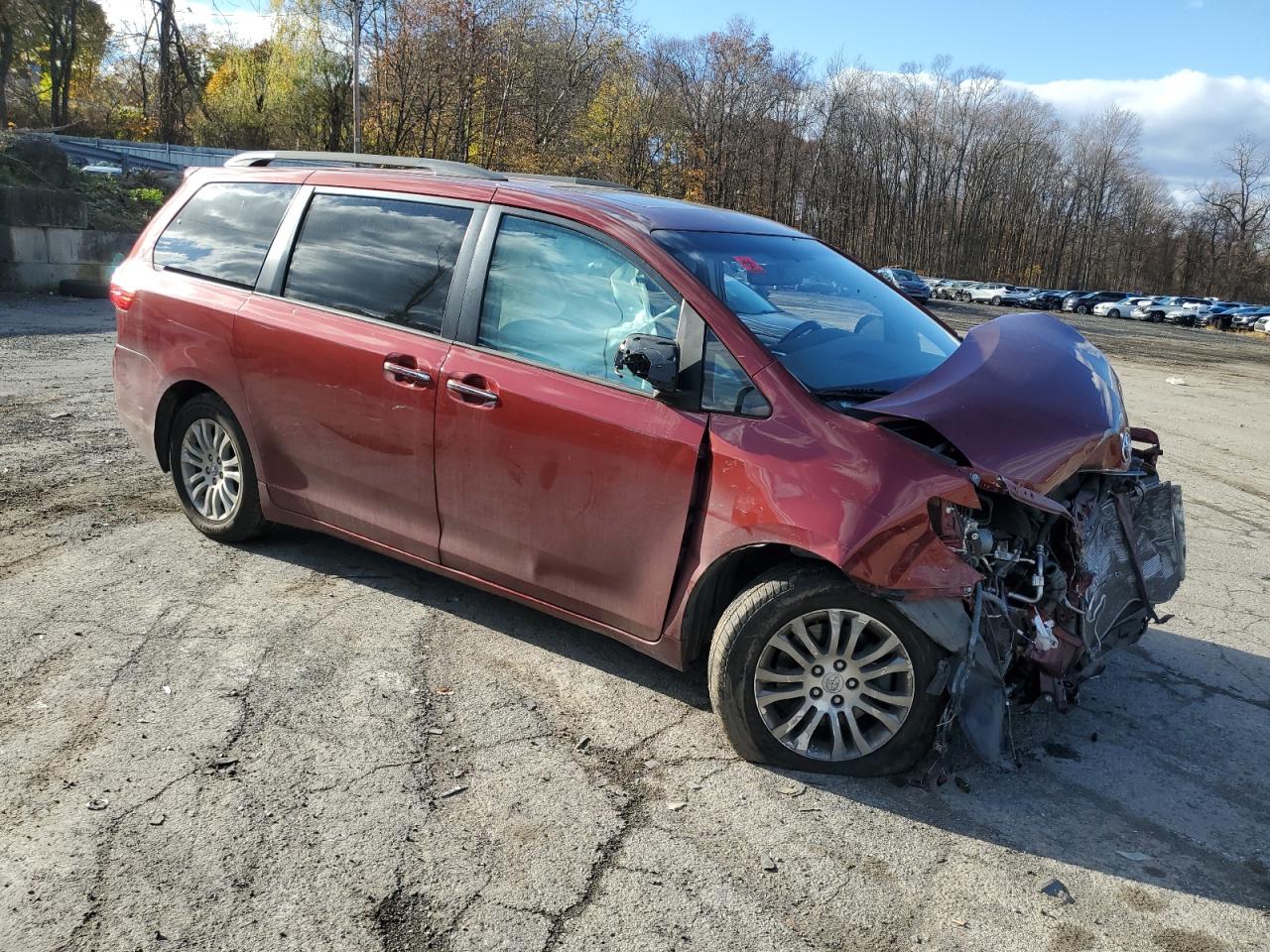 2017 Toyota Sienna - Image 4