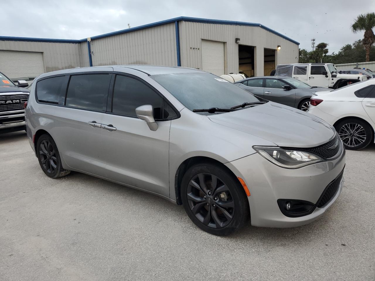 2018 Chrysler Pacifica - Image 4