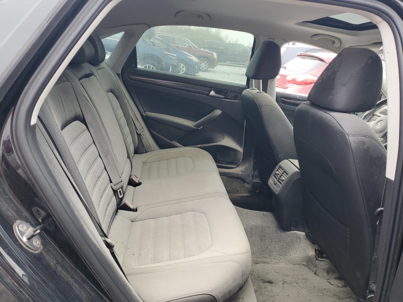 2014 Volkswagen Passat - Image 10