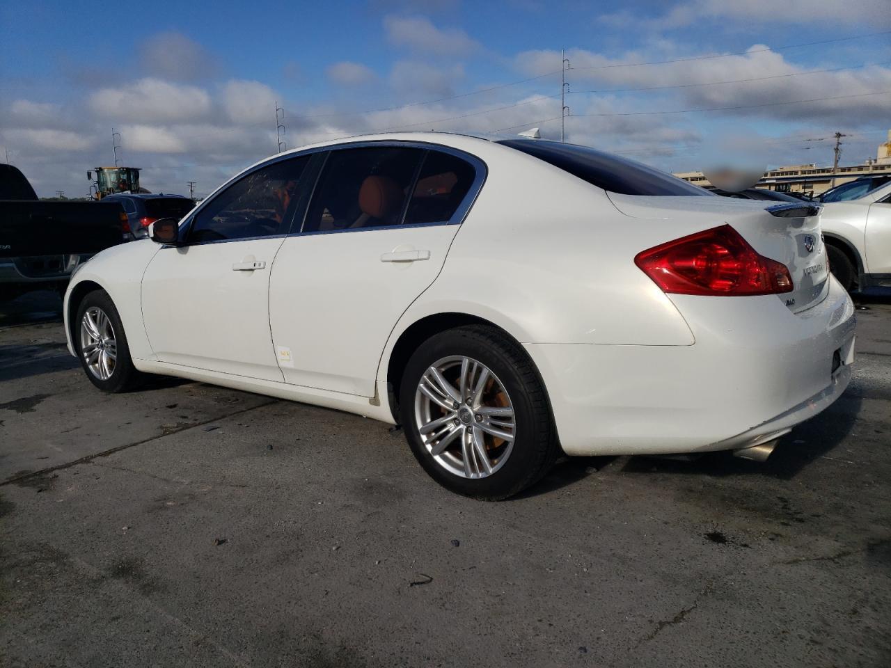 VIN JN1CV6AR7FM521252 2015 INFINITI Q40 no.2