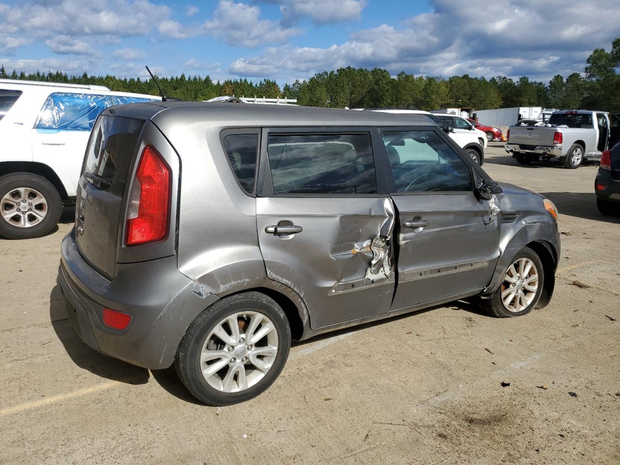 VIN KNDJT2A69D7585636 2013 KIA SOUL no.3