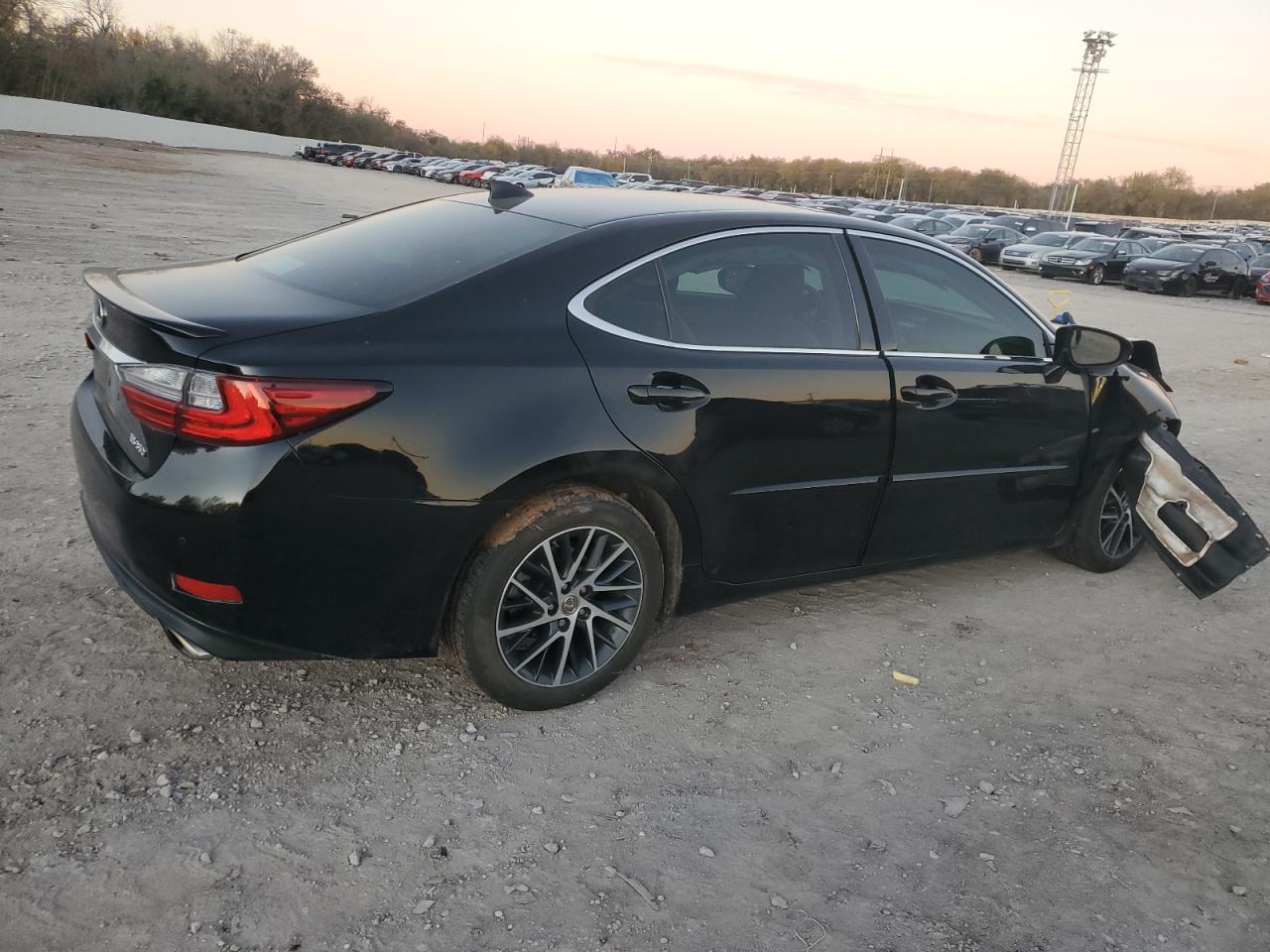 2018 Lexus ES - Image 3