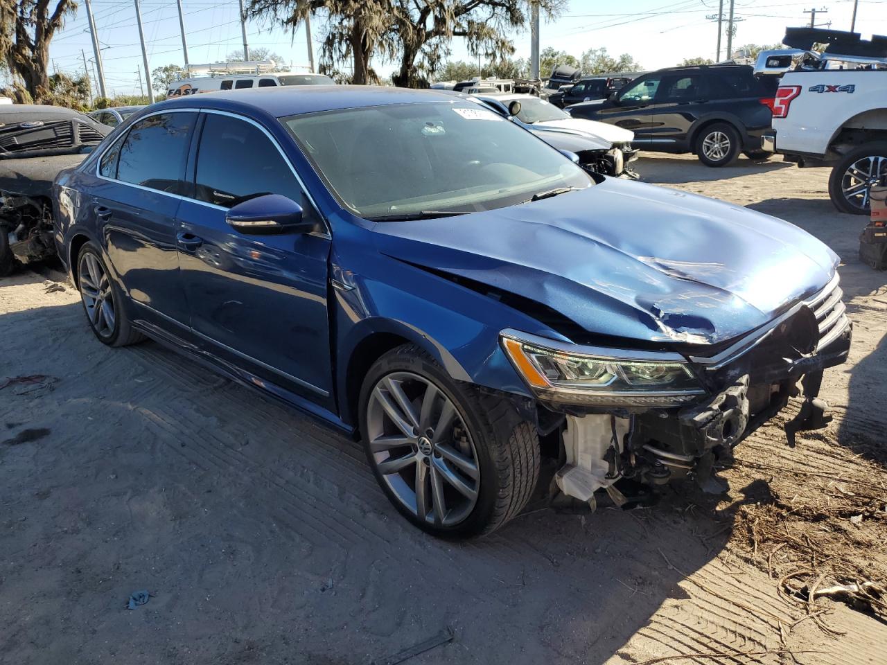 2017 Volkswagen Passat - Image 4