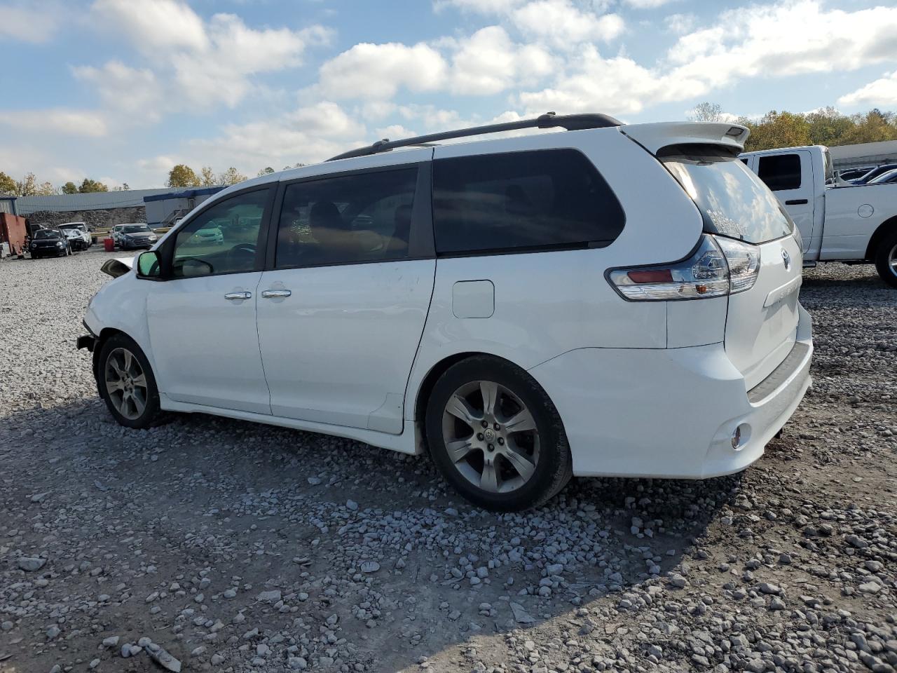 2014 Toyota Sienna - Image 2