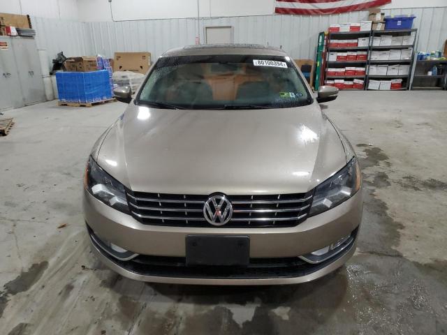  VOLKSWAGEN PASSAT 2015 Золотой