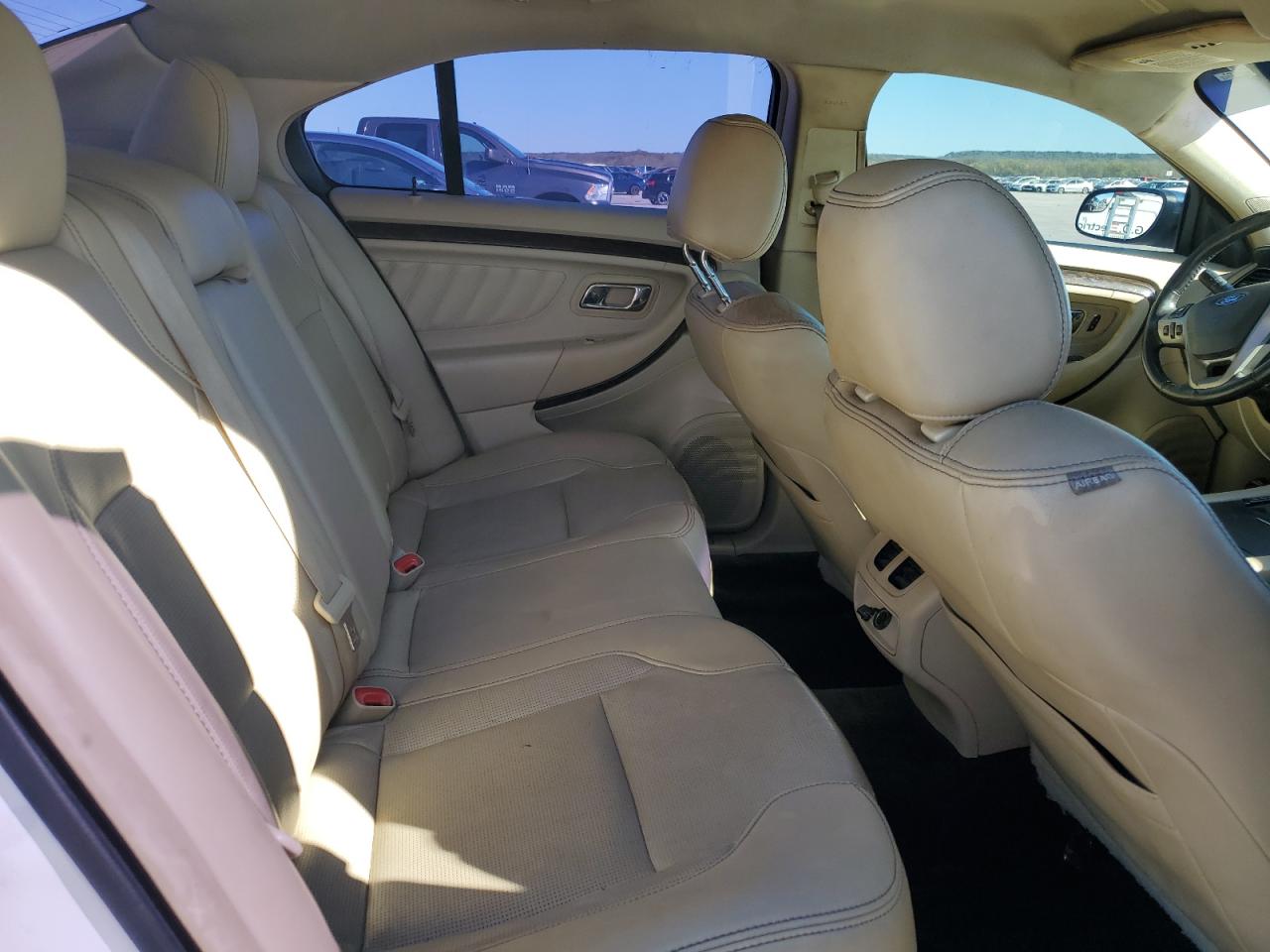 2015 Ford Taurus - Image 10