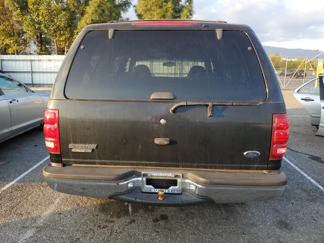 2000 Ford Expedition Xlt VIN: 1FMRU15LXYLC15945 Lot: 81005724