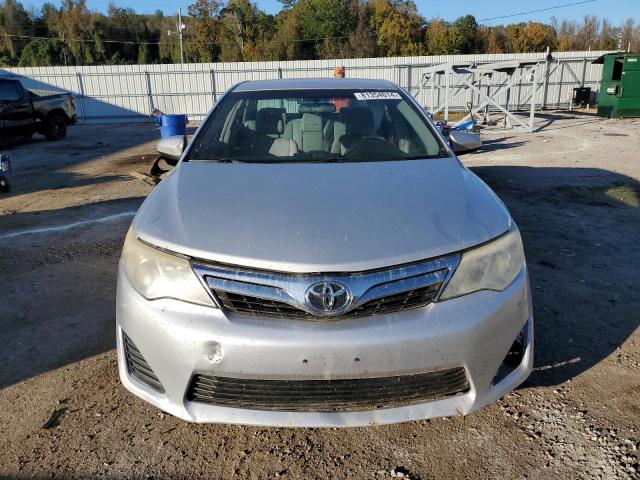 Sedans TOYOTA CAMRY 2014 Srebrny