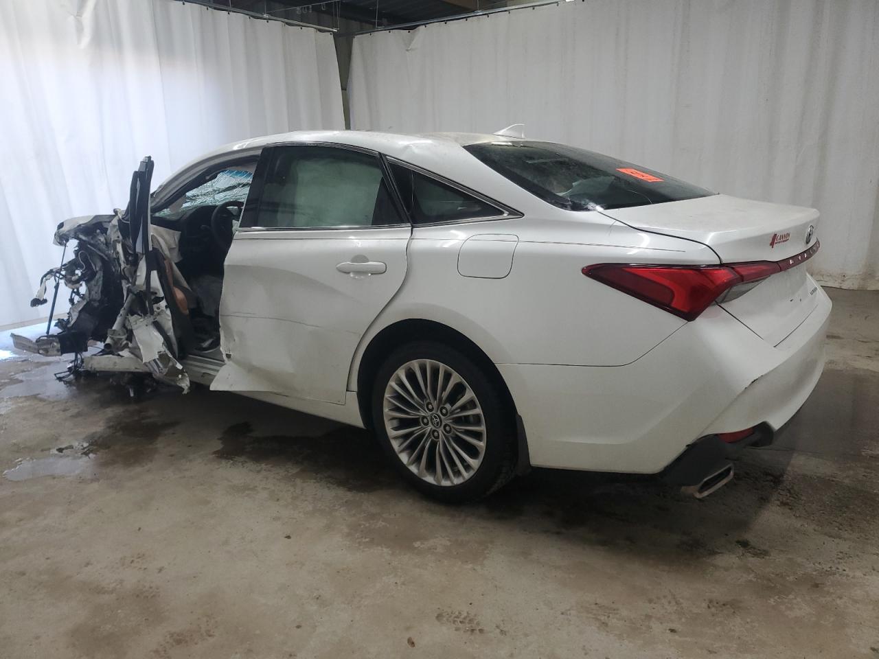 2019 Toyota Avalon - Image 2