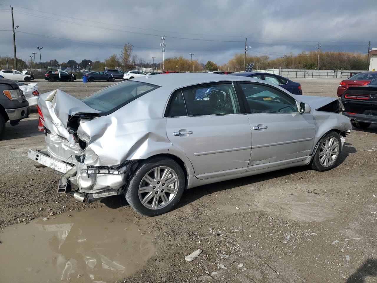 2010 Toyota Avalon - Image 3