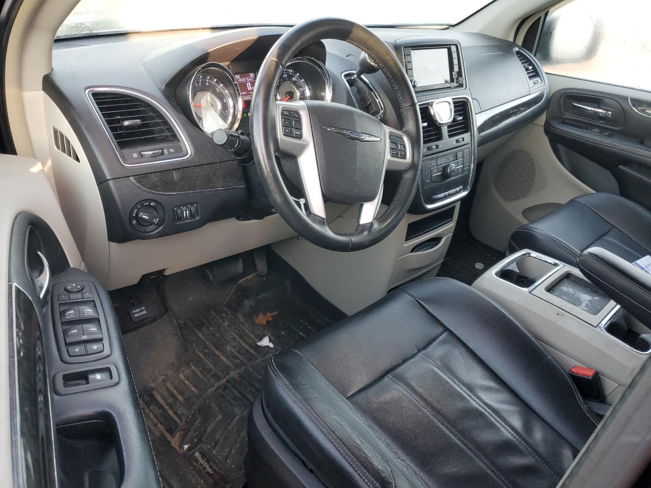 2014 Chrysler Town & Country - Image 8