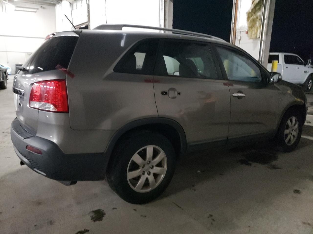 VIN 5XYKT4A29DG337709 2013 KIA SORENTO no.3