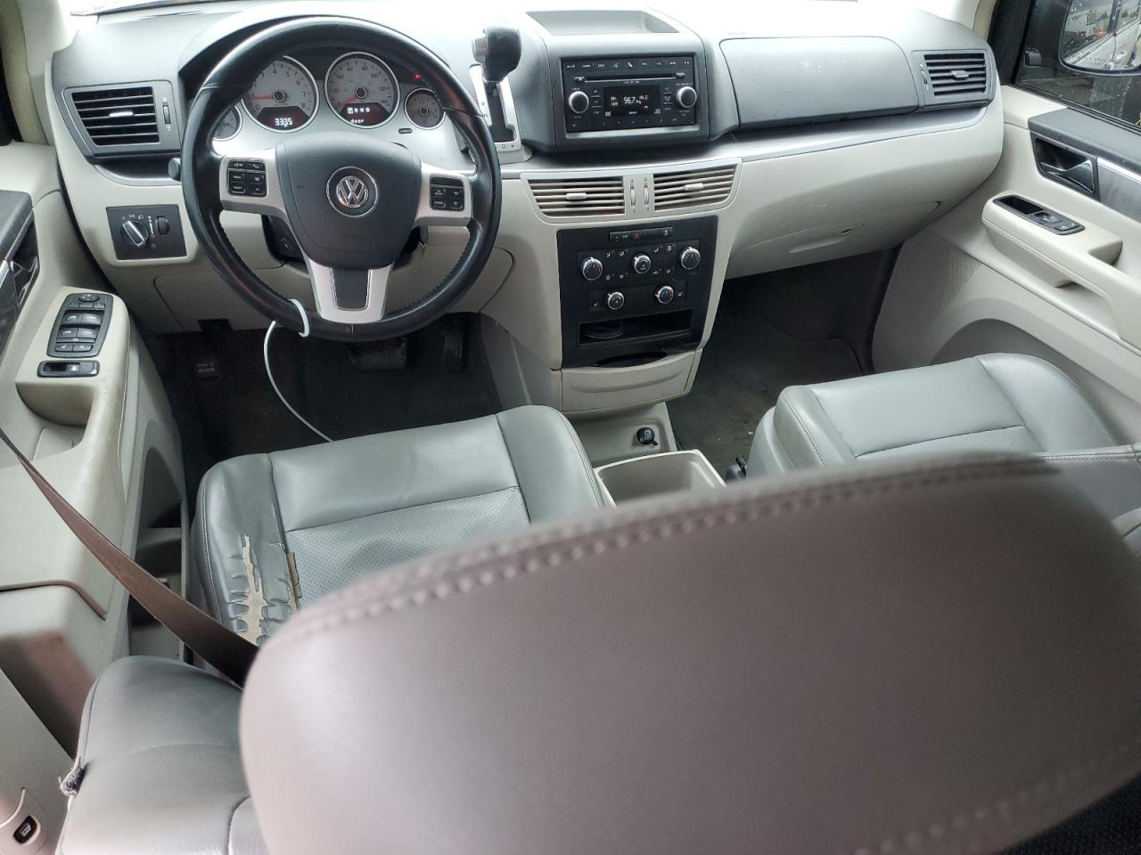 2011 Volkswagen Routan - Image 8