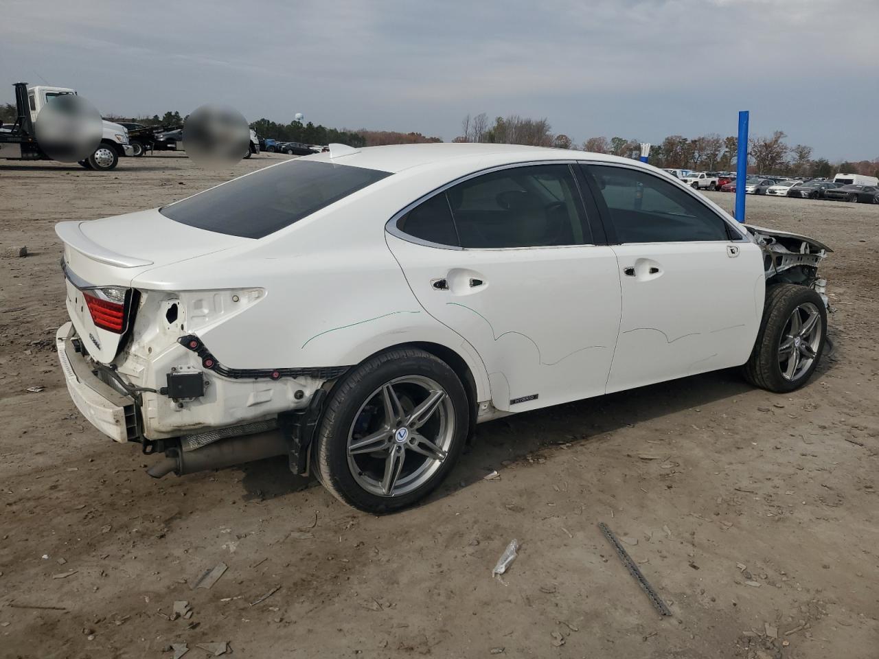 2015 Lexus ES - Image 3