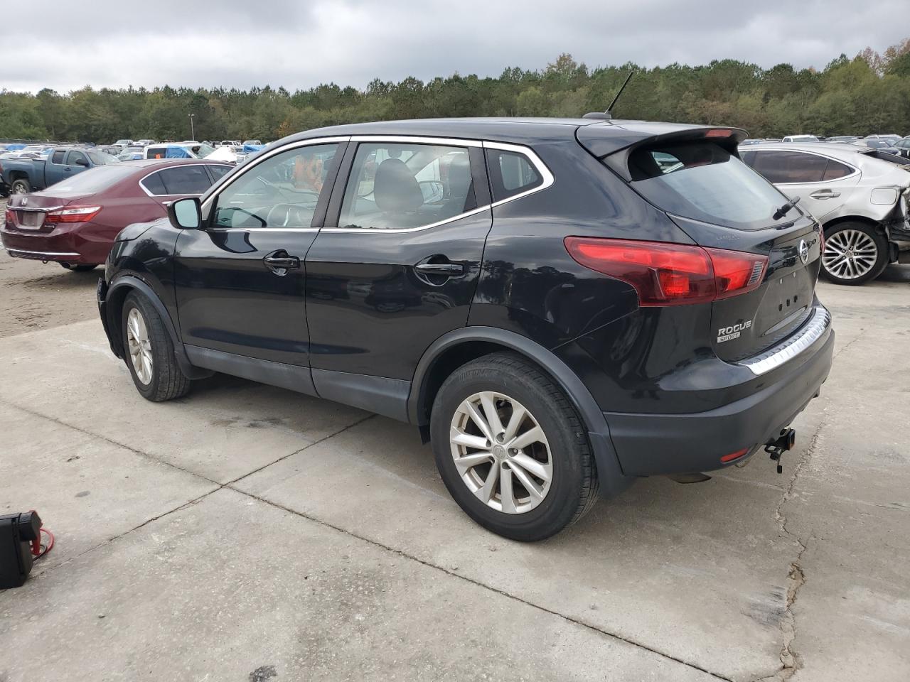 2017 Nissan Rogue - Image 2