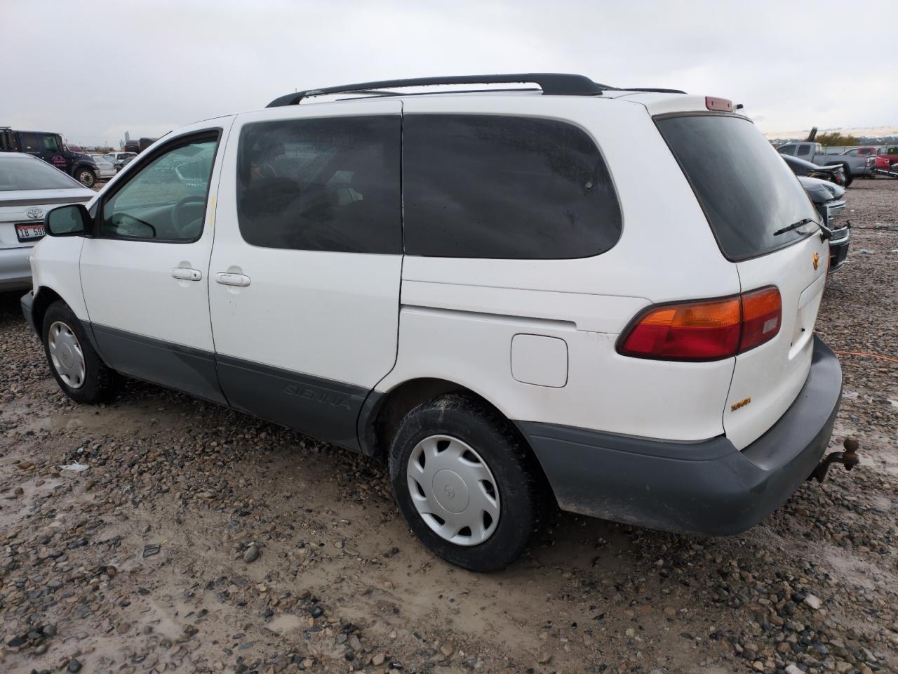 1998 Toyota Sienna - Image 2
