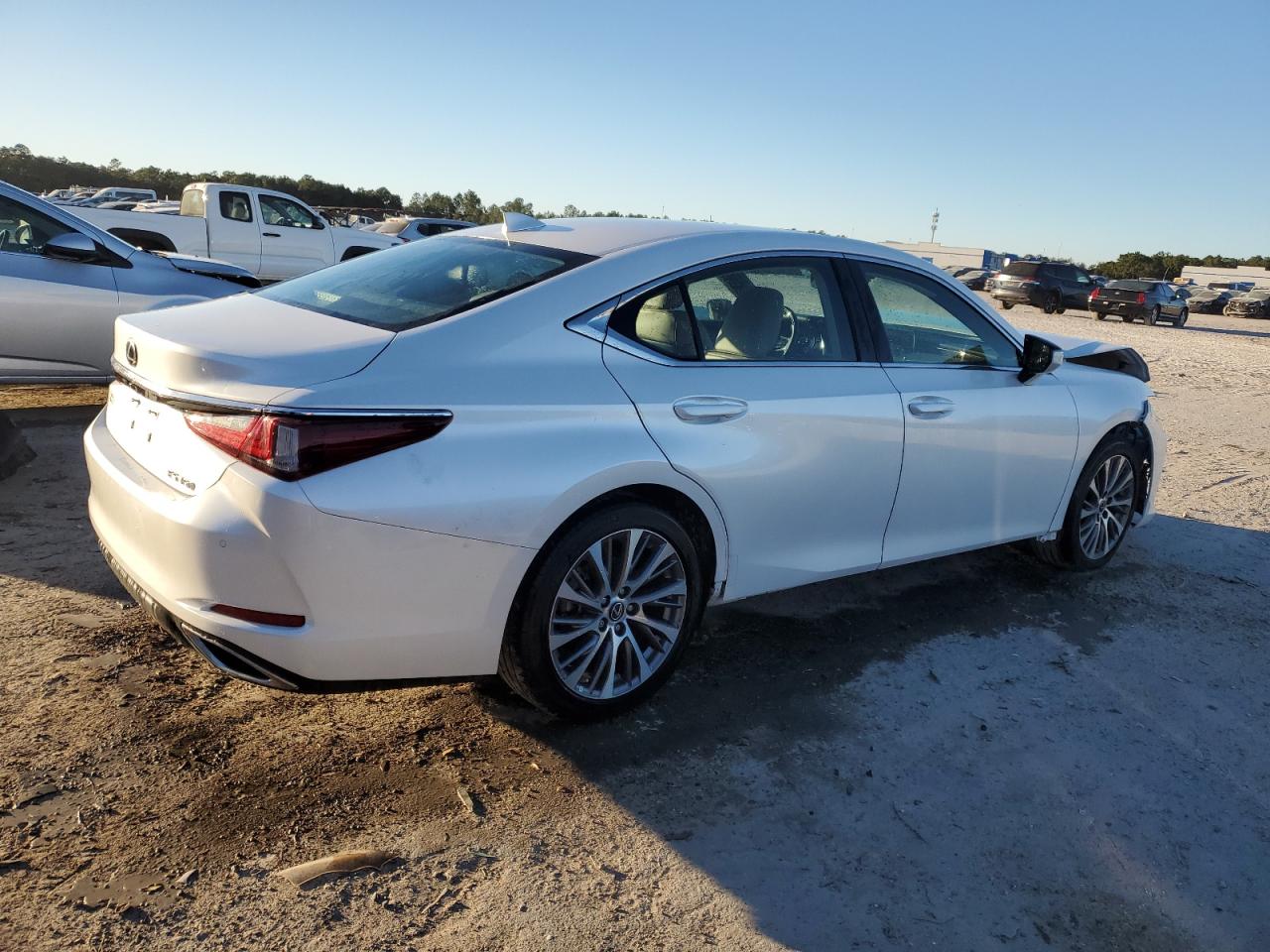 2019 Lexus ES - Image 3