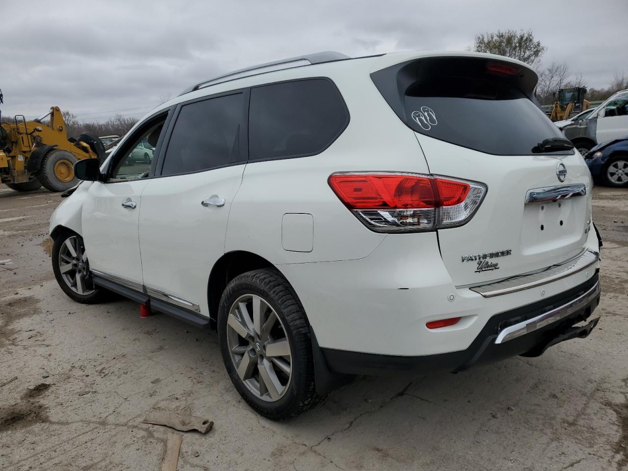 2014 Nissan Pathfinder - Image 2