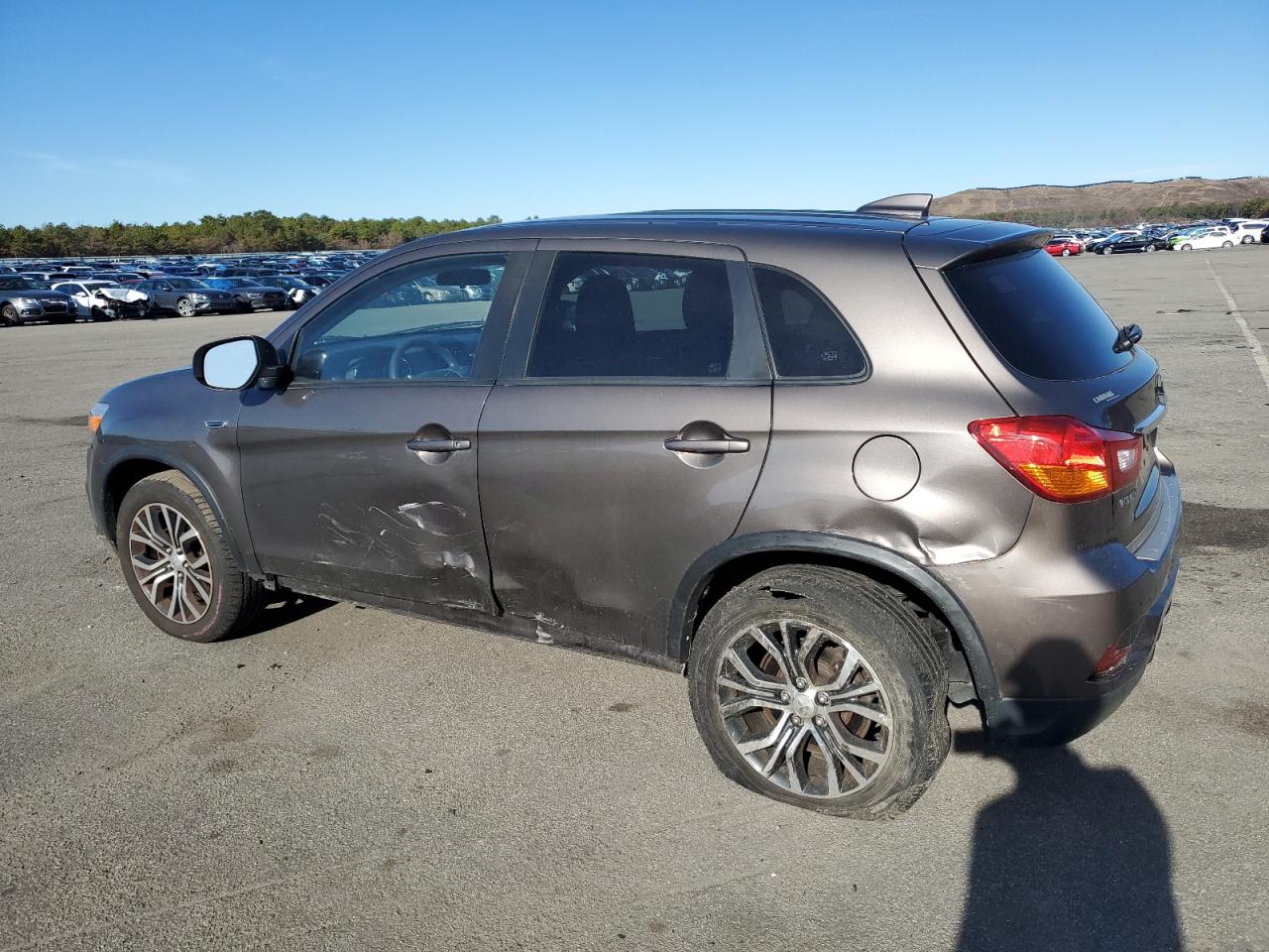 2018 Mitsubishi Outlander - Image 2