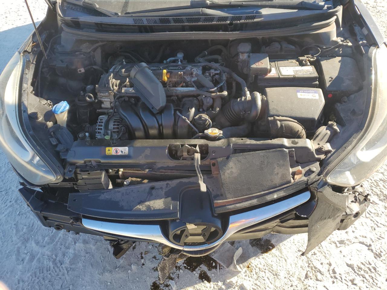 2016 Hyundai Elantra - Image 13