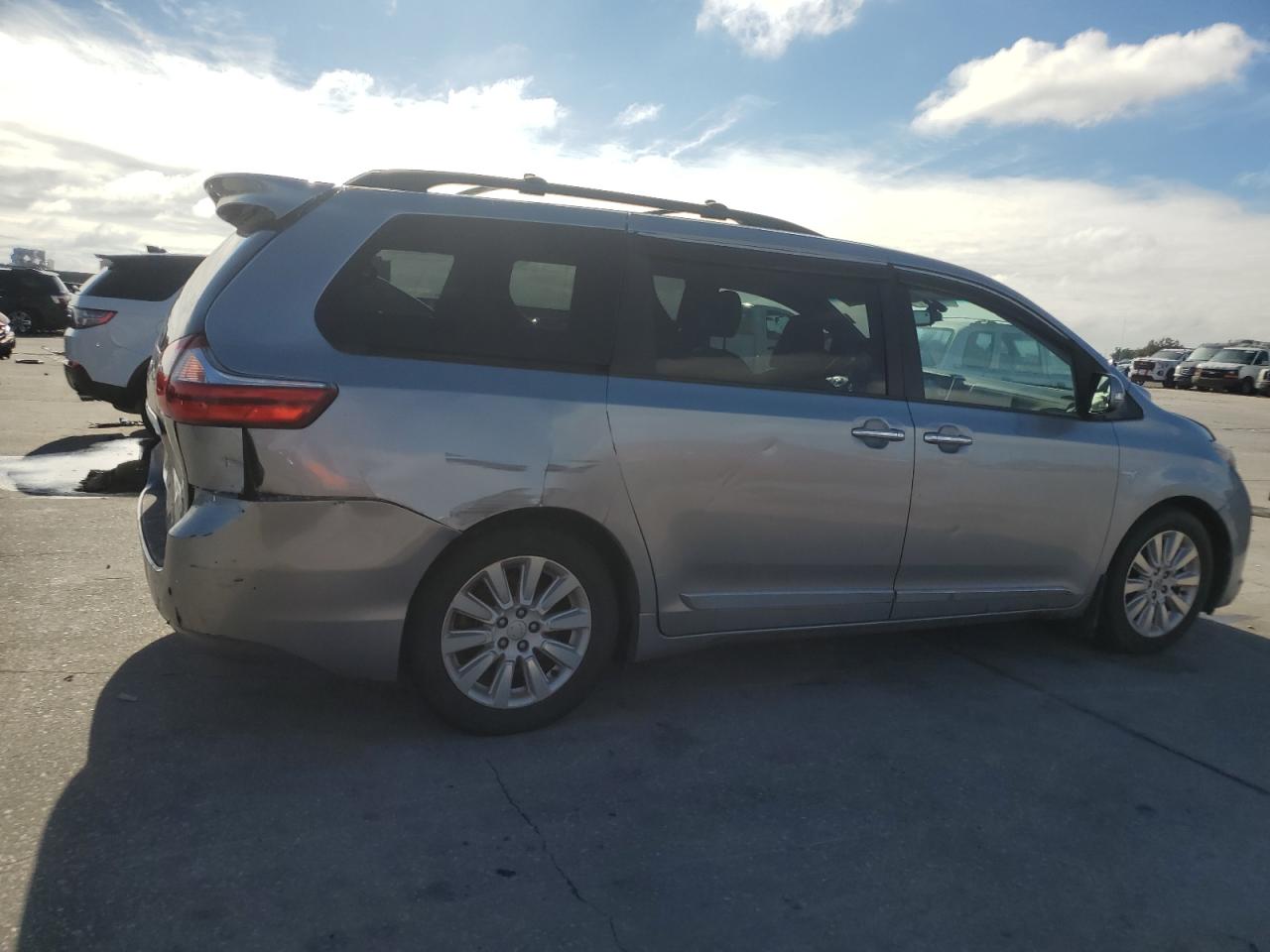 2015 Toyota Sienna - Image 3