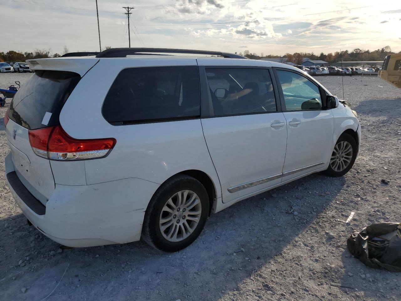 2014 Toyota Sienna - Image 3