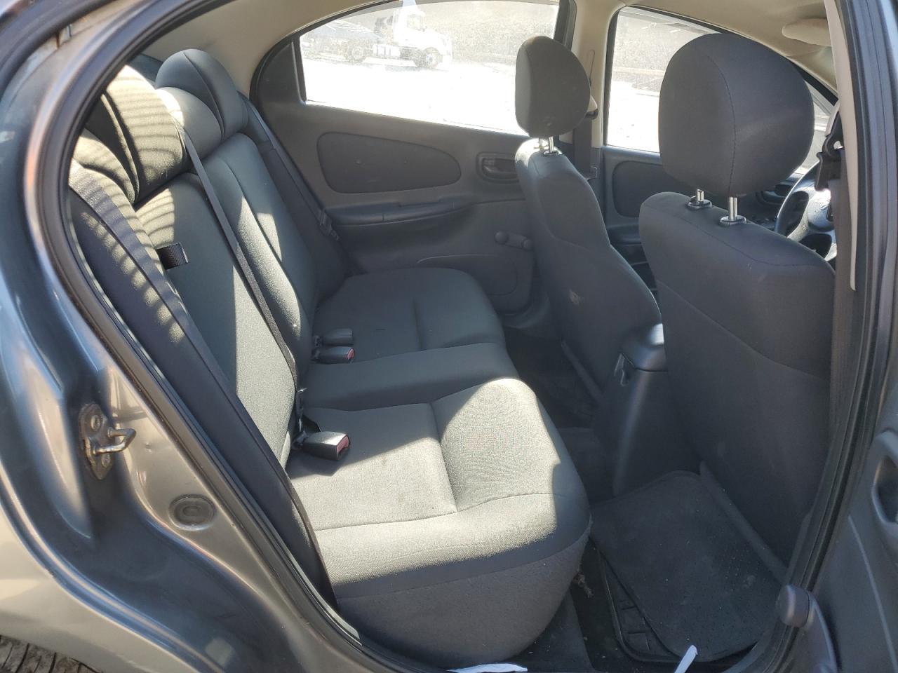 2005 Dodge Neon - Image 10