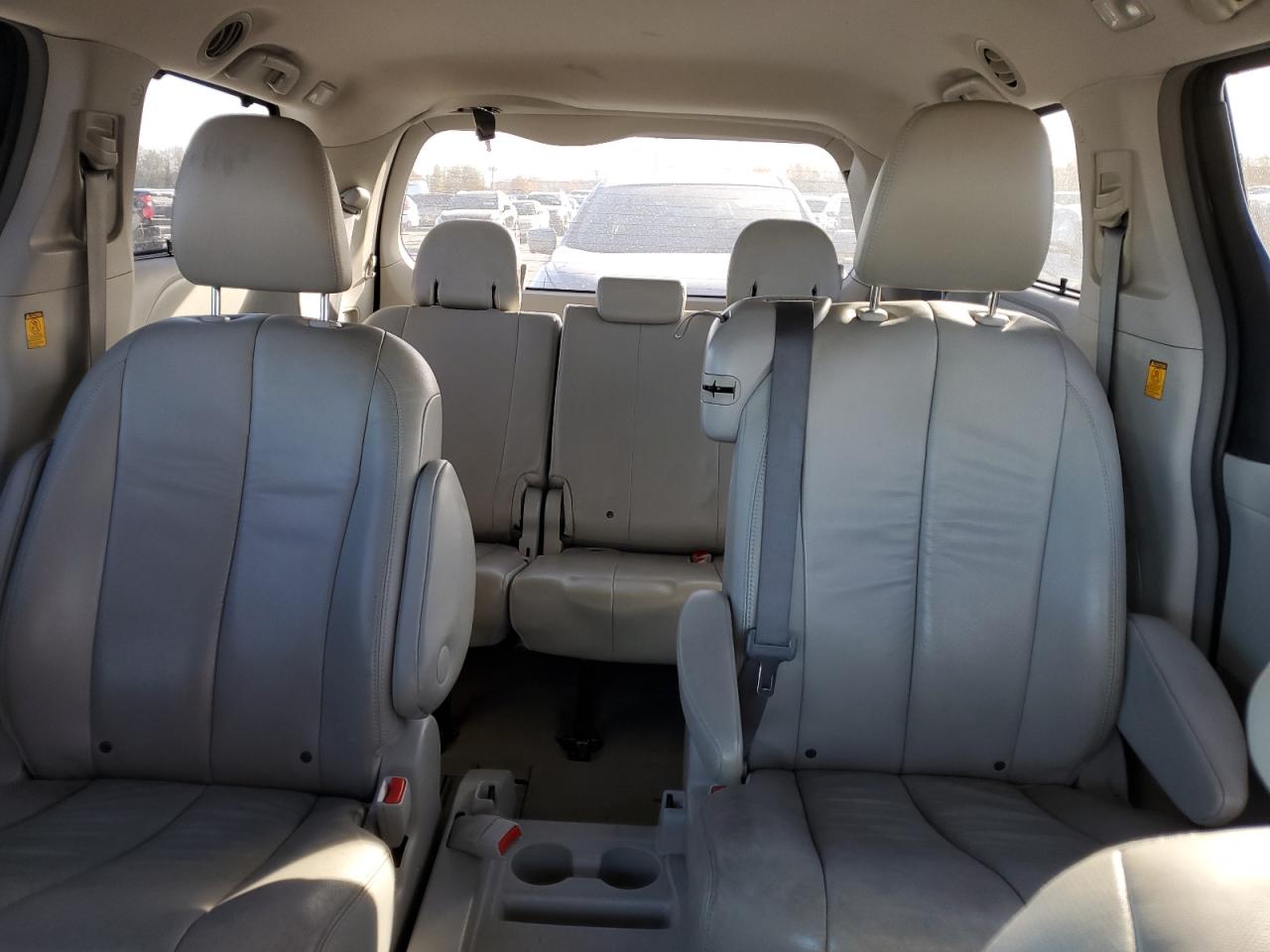 2012 Toyota Sienna - Image 10