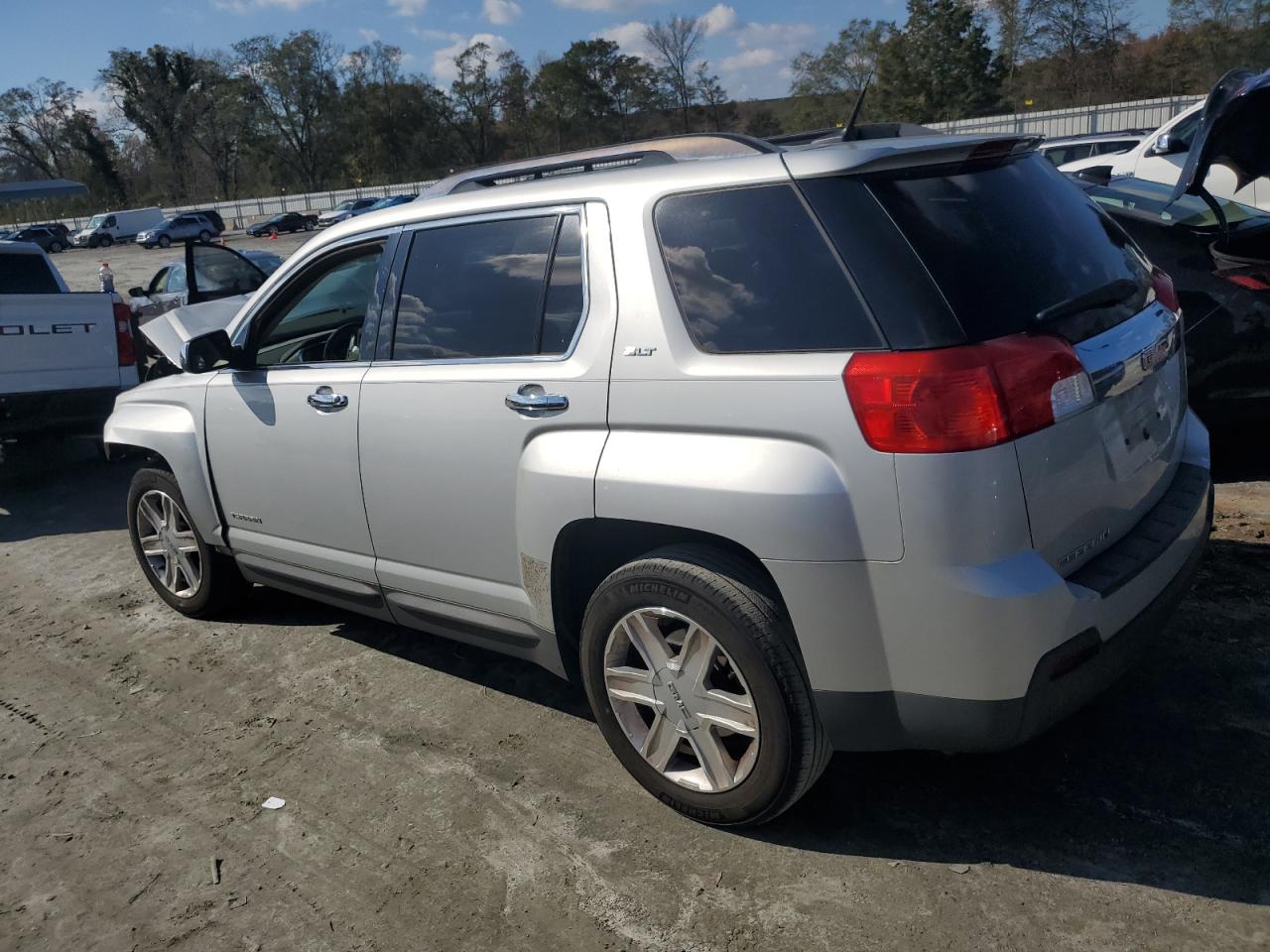 2010 GMC Terrain - Image 2
