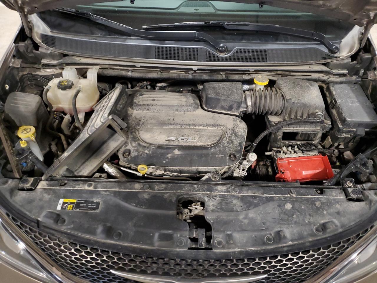 2018 Chrysler Pacifica - Image 12