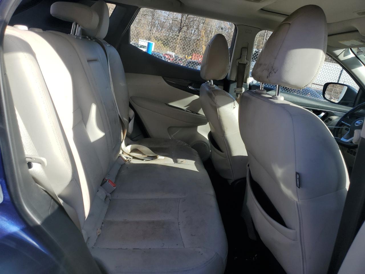 2018 Nissan Rogue - Image 11