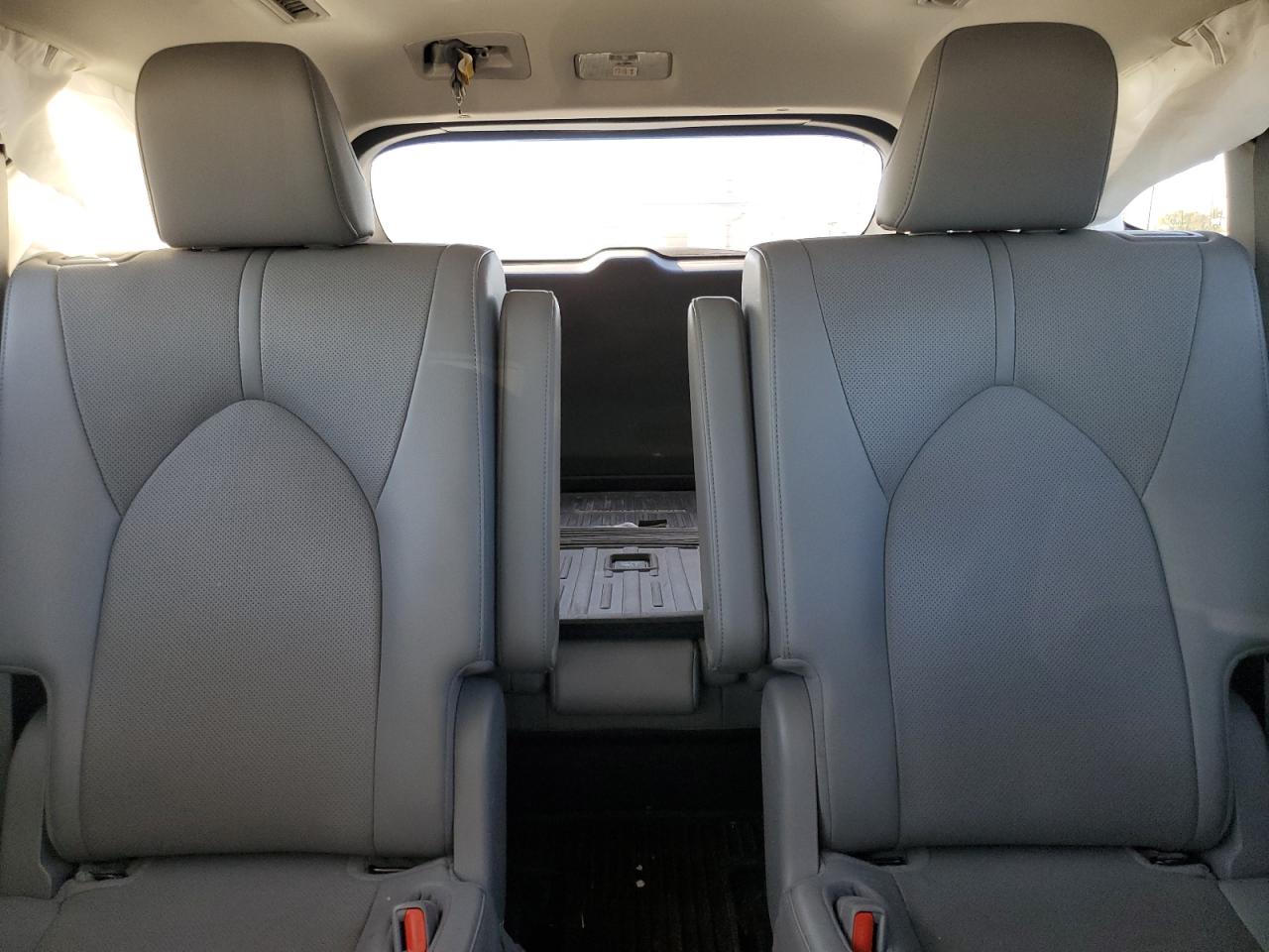 2022 Toyota Highlander - Image 10