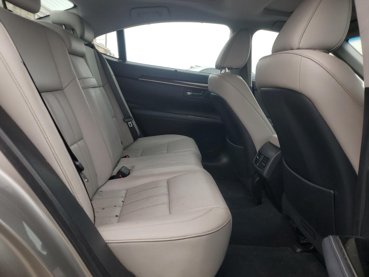 2016 Lexus ES - Image 10