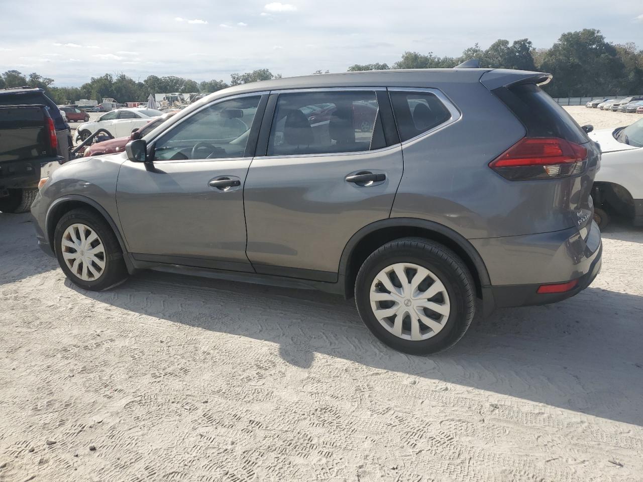 2017 Nissan Rogue - Image 2